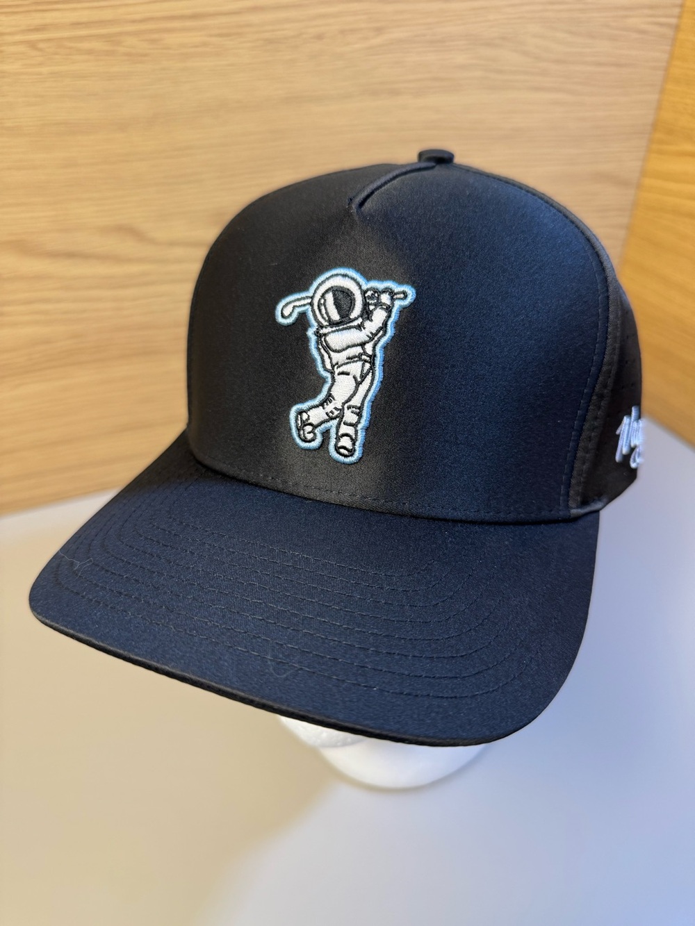 Waggle Moon Shot Golf black snapback cap. NWT Astronaut